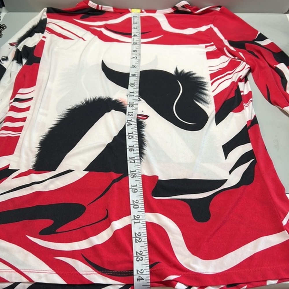 Peter Nygard Tops. Size medium. Very soft, stretchy bold print. Red/white/black - Picture 9 of 9